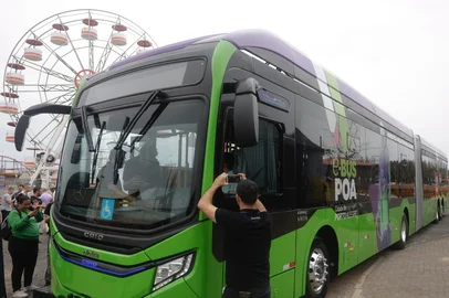 Mateus Bruxel / Agencia RBS PORTO ALEGRE, RS, BRASIL, 19-09-2025: Transporte público. O primeiro ônibus elétrico articulado de Porto Alegre é apresentado pela prefeitura e Secretaria Municipal de Mobilidade Urbana (SMMU) durante o Acampamento Farroupilha 2025 no Parque Mauricio Sirotsky Sobrinho, Harmonia. Na solenidade, o prefeito Sebastião Melo anuncia investimentos para o transporte público da cidade. Foto: Mateus Bruxel/Agencia RBSIndexador: MATEUS BRUXEL<!-- NICAID(16128444) -->