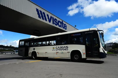 CAXIAS DO SUL, RS, BRASIL, 08/11/2022. No início da tarde desta terça-feira (8), os funcionários da Visate encerraram a paralisação na frente da empresa, em Caxias do Sul, e os ônibus começaram a circular pela cidade. A manifestação começou no início do dia porque os funcionários receberam apenas 30% do salário no mês de novembro. (Porthus Junior/Agência RBS)<!-- NICAID(15258717) -->