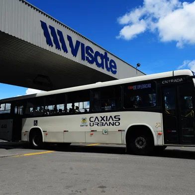 CAXIAS DO SUL, RS, BRASIL, 08/11/2022. No início da tarde desta terça-feira (8), os funcionários da Visate encerraram a paralisação na frente da empresa, em Caxias do Sul, e os ônibus começaram a circular pela cidade. A manifestação começou no início do dia porque os funcionários receberam apenas 30% do salário no mês de novembro. (Porthus Junior/Agência RBS)<!-- NICAID(15258717) -->