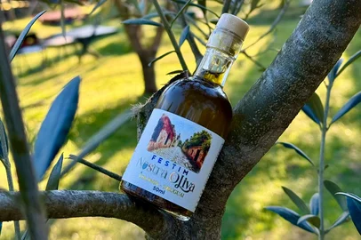 O Olivas de Gramado apresenta um novo azeite aromatizado criado especialmente para o Festim Nostra Oliva Colonia Uruguay, que acontecerá nos dias 27 e 28 de junho. A novidade foi inspirada no tradicional molho chimichurri, um dos acompanhamentos mais conhecidos das parrillas uruguaias e presente na cultura gastronômica do país desde o final do século XIX. Após o Festim, o produto passará a integrar a Linha Mundi, coleção gourmet do Olivas de Gramado dedicada a homenagear a culinária de diferentes países. <!-- NICAID(16313830) -->