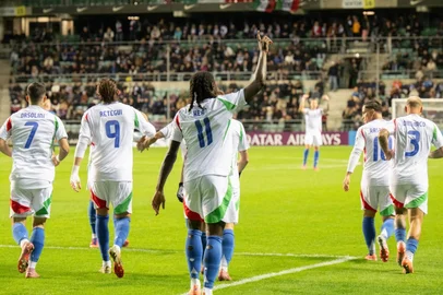 RAIGO PAJULA / AFP Italy's forward #11 Moise Kean (C) celebrates scoring the opening goal with his teammates during the FIFA World Cup 2026 Group I European qualification football match Estonia vs Italy in Tallinn, Estonia on October 11, 2025. (Photo by RAIGO PAJULA / AFP)<!-- NICAID(16144313) -->
