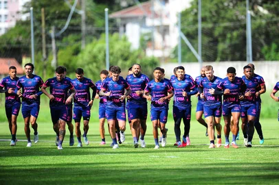 CAXIAS DO SUL, RS, BRASIL, 02/02/2025. Treino do Caxias no CT Baixada Rubra Vanderlei Bersaghi. A SER Caxias irpa enfrentar o Ypiranga, em jogo único, pelas quartas de final do Campeonato Gaúcho 2026. Na foto, primeiro treino do novo técnico, Marcelo Cabo. (Porthus Junior/Agência RBS)Indexador: BTK<!-- NICAID(16217108) -->