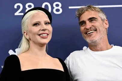 Actress and singer Lady Gaga and US actor Joaquin Phoenix attend the photocall of the movie 'Joker : Folie a deux' presented in competition during the 81st International Venice Film Festival at Venice Lido, on September 4, 2024. (Photo by Marco BERTORELLO / AFP)Editoria: ACELocal: VeniceIndexador: MARCO BERTORELLOSecao: cinema industryFonte: AFPFotógrafo: STF<!-- NICAID(15857999) -->