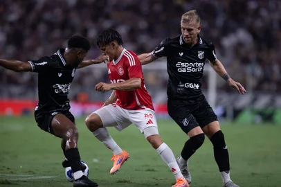 CEARÁ X INTERNACIONALCE - BRASILEIRÃO/CEARÁ X INTERNACIONAL - ESPORTES - Bernabei (c), do Internacional, na partida entre Ceará e Internacional válida pela 34ª rodada do Campeonato   Brasileiro 2025, na Arena Castelão, em Fortaleza, na noite desta quinta-feira, 20.    20/11/2025 - Foto: LEONARDO ALVES/PERA PHOTO PRESS/ESTADÃO CONTEÚDOEditoria: ESPORTESLocal: FORTALEZAIndexador: LEONARDO ALVESFonte: Pera Photo PressFotógrafo: PERA PHOTO PRESS<!-- NICAID(16171777) -->