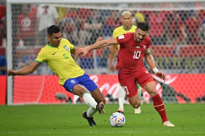 Brazil's midfielder #05 Casemiro (L) fights for the ball with Serbia's forward #10 Dusan Tadic (R) during the Qatar 2022 World Cup Group G football match between Brazil and Serbia at the Lusail Stadium in Lusail, north of Doha on November 24, 2022. (Photo by NELSON ALMEIDA / AFP)Editoria: SPOLocal: DohaIndexador: NELSON ALMEIDASecao: soccerFonte: AFPFotógrafo: STF<!-- NICAID(15275411) -->