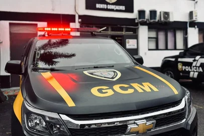 Um homem, de 41 anos, foi preso por violência doméstica após agredir a própria mãe, de 71 anos. O fato ocorreu na manhã desta terça-feira (20), em Bento Gonçalves. <!-- NICAID(16041383) -->