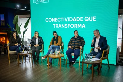 A conectividade é peça-chave para impulsionar a inovação, aumentar a competitividade e transformar a realidade do campo. Do 5G ao uso de soluções em IoT, a tecnologia vem ampliando a eficiência produtiva e abrindo novos caminhos para o agronegócio. Nesta edição do Campo em Debate, em parceria com a TIM, especialistas e lideranças compartilham experiências e debatem os avanços que a conexão pode trazer para o desenvolvimento sustentável do setor.Com a mediação da jornalista Giane Guerra, participam Alexandre Dal Forno, diretor de Desenvolvimento de Mercado IoT e 5G da TIM Brasil, Lauro Ribeiro, diretor da Agropecuária Canoa Mirim, Maiquel Canabarro, professor do curso de Engenharia Eletrônica da UFPel, Paola Campiello, presidente da ConectarAgro e Simone Stülp, secretária de Inovação, Ciência e Tecnologia do RS.<!-- NICAID(16118348) -->