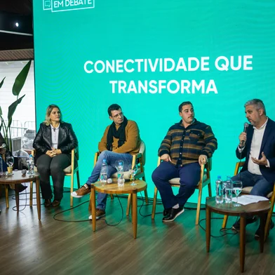 A conectividade é peça-chave para impulsionar a inovação, aumentar a competitividade e transformar a realidade do campo. Do 5G ao uso de soluções em IoT, a tecnologia vem ampliando a eficiência produtiva e abrindo novos caminhos para o agronegócio. Nesta edição do Campo em Debate, em parceria com a TIM, especialistas e lideranças compartilham experiências e debatem os avanços que a conexão pode trazer para o desenvolvimento sustentável do setor.Com a mediação da jornalista Giane Guerra, participam Alexandre Dal Forno, diretor de Desenvolvimento de Mercado IoT e 5G da TIM Brasil, Lauro Ribeiro, diretor da Agropecuária Canoa Mirim, Maiquel Canabarro, professor do curso de Engenharia Eletrônica da UFPel, Paola Campiello, presidente da ConectarAgro e Simone Stülp, secretária de Inovação, Ciência e Tecnologia do RS.<!-- NICAID(16118348) -->