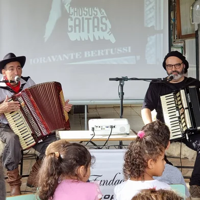 Nossa Música Entre Causos e Gaitas, projeto de Rafael De Boni e Gilney Bertussi, está entrando em sua reta final nesta e na próxima semana, terça e quarta. O projeto chegou a mais de 1300 alunos de escolas municipais.<!-- NICAID(15737527) -->
