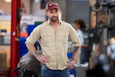 Seann William Scott em Reparos em Família (2025). Ganhos mensais do ator chamaram atenção em meio a divórcio de  Olivia Korenberg.<!-- NICAID(16106838) -->