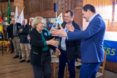 Em campanha para retornar ao Senado Federal, a ex-senadora Ana Amélia Lemos (PSD) recebeu neste final de semana novas declarações de apoio de prefeitos filiados a partidos que não integram sua coligação. O mais representativo partiu de Gustavo Bonotto (PP), de Lagoa Vermelha, terra natal de Ana Amélia.<!-- NICAID(15182347) -->