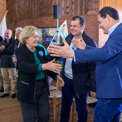 Em campanha para retornar ao Senado Federal, a ex-senadora Ana Amélia Lemos (PSD) recebeu neste final de semana novas declarações de apoio de prefeitos filiados a partidos que não integram sua coligação. O mais representativo partiu de Gustavo Bonotto (PP), de Lagoa Vermelha, terra natal de Ana Amélia.<!-- NICAID(15182347) -->