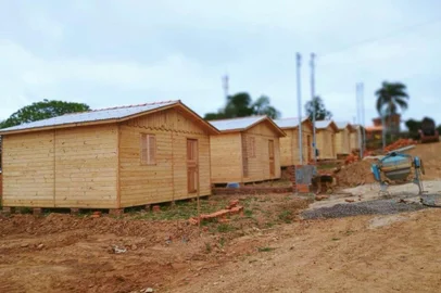 Um movimento que reúne Instituto Dunga, Instituto Edson Prates e Seleção do Bem 8 e que tem com o gaúcho capitão do tetracampeonato mundial à frente projeta doar 200 casas a atingidos por enchente, das quais 87 já foram entregues. Até janeiro, serão 110. Ao todo, 16 cidades gaúchas foram contempladas, incluindo Porto Alegre, Canoas, Sinimbu e Muçum. <!-- NICAID(15940008) -->