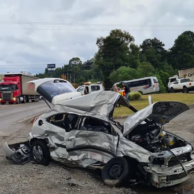Acidente envolvendo carro e caminhão onde o motorista do celta apenas sofreu lesões leves nessa sexta-feira 26 em Caxias do Sul na RSC-453 - Rota do Sol<!-- NICAID(14952374) -->