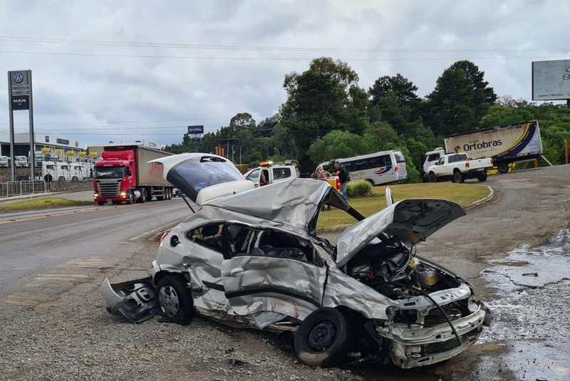 Acidente envolvendo carro e caminhão onde o motorista do celta apenas sofreu lesões leves nessa sexta-feira 26 em Caxias do Sul na RSC-453 - Rota do Sol<!-- NICAID(14952374) -->