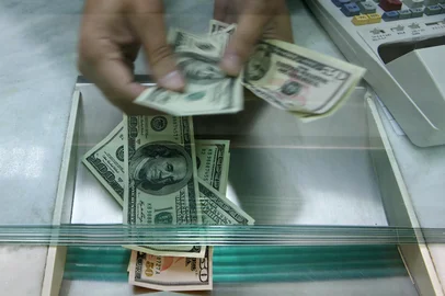 PORTO ALEGRE, RS, BRASIL, 04-06-2013 : Efeitos da disparada do dólar. Fotografias produzidas em uma casa de câmbio e loja de eletrodomésticos do shopping Praia de Belas (Foto: BRUNO ALENCASTRO/Agência RBS, Editoria Economia)<!-- NICAID(9445340) -->