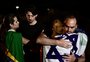 Filhos e apoiadores de Bolsonaro fazem vigília em frente ao condomínio do ex-presidente