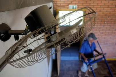 Porto Alegre, RS, Brasil, 10-02-2025: Escola Estadual de Ensino Fundamental Professor Sylvio Torres, no bairro Agronomia, tem ventiladores que não funcionam em diversas salas de aula. Voluntários ajudavam na limpeza dos espaços. Instituição não recebeu estudantes, conforme liminar da Justiça que adiou em uma semana o início das aulas nas escolas do Estado. Foto: Mateus Bruxel / Agência RBSIndexador: MATEUS BRUXEL<!-- NICAID(15972871) -->