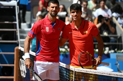 Serbia's Novak Djokovic (L) and Spain's Carlos Alcaraz (R) pose ahead of their men's singles final tennis match on Court Philippe-Chatrier at the Roland-Garros Stadium during the Paris 2024 Olympic Games, in Paris on August 4, 2024. (Photo by CARL DE SOUZA / AFP)<!-- NICAID(15831972) -->