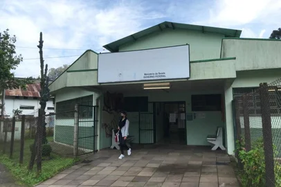 Troca de programa federal para contratação de médicos pode agravar defasagem de consultas nas UBSs de Caxias do Sul. Segundo o Conselho Municipal de Saúde (CMS), a cidade receberá 4 profissionais pelo Médicos pelo Brasil, enquanto 15 médicos serão desligados com o fim do contrato pelo Mais Médicos previsto pra agosto. Ainda conforme o CMS, UBS Galópolis será uma das unidades afetadas com a defasagem no quadro médico.<!-- NICAID(15134431) -->