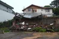 CAXIAS DO SUL, RS, BRASIL, 07/11/2025. Deslizamento de terra atinge casa e carros na rua Travessão Solverino, no bairro Cruzeiro, em Caxias do Sul. (Porthus Junior/Agência RBS)<!-- NICAID(16163216) -->