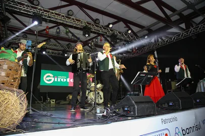Filó Cênico, Orquestra e baile com Girotondo : Confira a programação do segundo fim de semana da Festa das Colheitas<!-- NICAID(15995688) -->