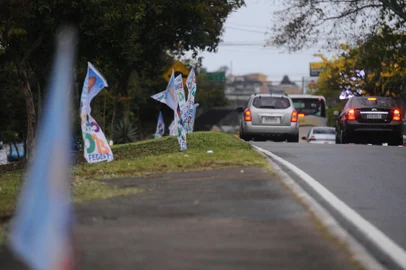 CAXIAS DO SUL, RS, BRASIL, 25/09/2022. Movimentação nas ruas de Caxias do Sul no último domingo da campanha antes das eleições. Na foto, wind banners instalados nas rótulas e canteiros da perimetral. (Bruno Todeschini/Agência RBS)<!-- NICAID(15216689) -->