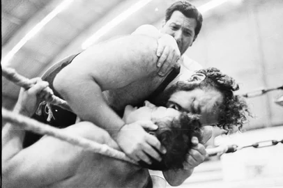 Enredo típico do Ringue Doze: no início, o bonzinho Romano massacra o mau Gran Caruso, mas Caruso vira o jogo e fere a testa de Romano com uma gilete escondida na boca.Entre 1964 e 1969, a principal atração da televisão gaúcha  nos domingos ànoite era o Ringue Doze, programa de luta livre à base de cutiladas, imobilizações e drapes que passava na TV Gaúcha.#página: 04<!-- NICAID(172714) -->