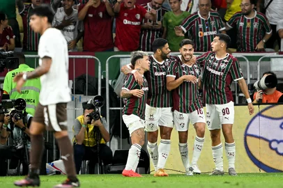 Fluminense's midfielder #16 Nonato (2nd R) celebrates with teammates Venezuelan midfielder #30 Yeferson Soteldo (L), forward #07 Hulk (2nd L) and Colombian forward #90 Kevin Serna after scoring a goal during the Copa Libertadores quarter-final first leg football match between Brazil's Fluminense and Argentina's Platense at the Maracana stadium in Rio de Janeiro, Brazil on September 8, 2026. (Photo by MAURO PIMENTEL / AFP)Editoria: SPOLocal: Rio de JaneiroIndexador: MAURO PIMENTELSecao: soccerFonte: AFPFotógrafo: STF<!-- NICAID(16361561) -->