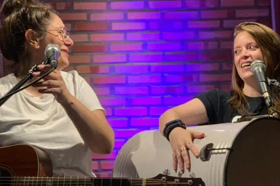 Vai rolar neste sábado uma festa especial no Reffugio. É a celebração de quatro anos do bar, que se inicia às 17h. Entre as atrações confirmadas estão os DJs Buiu, Odra e Chico. O show principal é da bande de sertanejo e pagode Feminejas. E te liga, entrada liberada até as 19h. Depois, ingresso a R$ 20.<!-- NICAID(15950648) -->