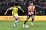 Colombia's forward Luis Diaz (L) fights for the ball with Paraguay's midfielder Mathias Villasanti during the 2026 FIFA World Cup South American qualification football match between Paraguay and Colombia at the Defensores del Chaco stadium in Asuncion on November 21, 2023. (Photo by NORBERTO DUARTE / AFP)Editoria: SPOLocal: AsuncionIndexador: NORBERTO DUARTESecao: soccerFonte: AFPFotógrafo: STR<!-- NICAID(15604936) -->