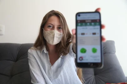 CAXIAS DO SUL, RS, BRASIL (11/03/2021)Rhayssa Hahn, case da pauta do +Serra sobre as novas relações de consumo. Durante a pandemia, ela passou a comprar só o essencial e a priorizar os negócios locais e empreendedores que estão começando. Mudou os hábitos de consumo e passou a comprar apenas de quem tem está engajado no combate à covid. (Antonio Valiente/Agência RBS)<!-- NICAID(14732770) -->