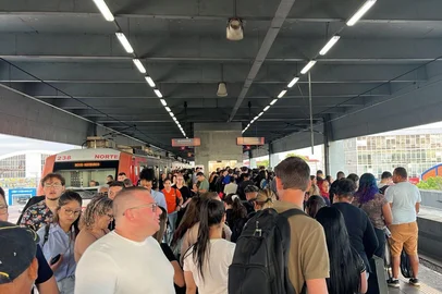 Uma falha em um veículo de manutenção na estação São Pedro afeta as viagens do Trensurb na manhã desta terça-feira (11). O trem opera em via única entre as estações Farrapos e Mercado, no sentido Interior-Capital.<!-- NICAID(15992814) -->