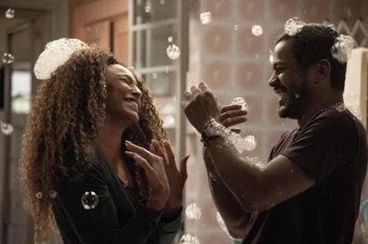 Ben (Samuel de Assis) e Sol (Sheron Menezzes)  *** Local Caption *** Cap128 - cena 16 - Ben (Samuel de Assis) e Sol (Sheron Menezzes) chegam e o piso está molhado. ouvem o barulho da maquina de lavar. Bem e Sol se olham nos olhos hipnotizados pela presença um do outro. eles se beijam.<!-- NICAID(15508602) -->