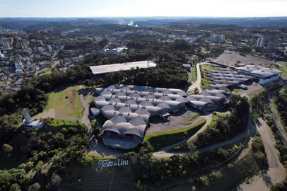 CAXIAS DO SUL, RS, BRASIL, 02/08/2023. Vista aérea do Parque Mário Bernardino Ramos, o Parque de Eventos da Festa Nacional da Uva. Vista dos Pavilhões da Festa da Uva. (Porthus Junior/Agência RBS)<!-- NICAID(15499047) -->