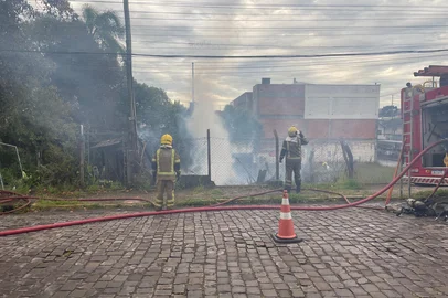 Incêndio destrói residência de madeira em Caxias do Sul.<!-- NICAID(16165514) -->