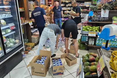 Força-tarefa do MP apreende 2,5 toneladas de alimentos impróprios pra consumo no norte do RS<!-- NICAID(16003688) -->