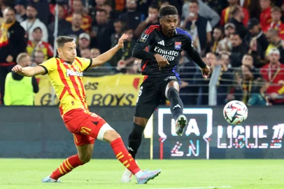 Lens' Polish midfielder #29 Przemyslaw Frankowski (L) fights for the ball Lyon's Brazilian defender #16 Abner Vinicius during the French L1 football match between RC Lens and Olympique Lyonnais (OL) at Stade Bollaert-Delelis in Lens, northern France on September 15, 2024. (Photo by FRANCOIS LO PRESTI / AFP)Editoria: SPOLocal: LensIndexador: FRANCOIS LO PRESTISecao: soccerFonte: AFPFotógrafo: STF<!-- NICAID(15877941) -->