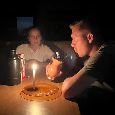 Família de Maicon Alves Pereira, atingida pela enchente em 2024, vive há dois meses em casa sem água e luz em Cruzeiro do Sul, no Vale do Taquari.<!-- NICAID(16023596) -->