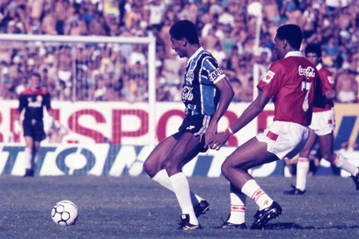 Valdir Friolin / Agencia RBS Gre-Nal do século, campeonato nacional 1989-CRÉDITO: Valdir Friolin, Agência RBS, 12/02/1989-#Slide#Pasta: 54152#crédito: Valdir Friolin<!-- NICAID(12495355) -->