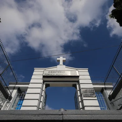 CAXIAS DO SUL, RS, BRASIL, 29/10/2024. Imagens do Cemitério Público Municipal para ilustrar matérias de serviço sobre sepultamentos na cidade e também dos preparativos para o dia de finados, com a limpeza dos túmulos. (Bruno Todeschini/Agência RBS)Indexador: Bruno Todeschini<!-- NICAID(15901813) -->