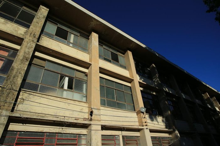 Prédio sofre com rachaduras e infiltrações