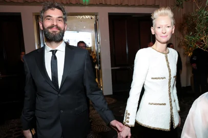 BEVERLY HILLS, CALIFORNIA - JANUARY 05: (L-R) Sandro Kopp and Tilda Swinton attend the 82nd Annual Golden Globe Awards at The Beverly Hilton on January 05, 2025 in Beverly Hills, California.   Monica Schipper/Getty Images/AFP (Photo by Monica Schipper / GETTY IMAGES NORTH AMERICA / Getty Images via AFP)<!-- NICAID(15949110) -->