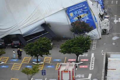 CAXIAS DO SUL, RS, BRASIL, 16/12/2023. Com área de estacionamento isolada, funcionários trabalham em escombros de mostra Van Gogh, que desabou em Caxias do Sul. Incidente foi registrado no final da tarde de sexta-feira, após chuva e vento forte. (Bruno Todeschini/Agência RBS)Indexador: BTK<!-- NICAID(15627931) -->