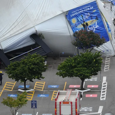 CAXIAS DO SUL, RS, BRASIL, 16/12/2023. Com área de estacionamento isolada, funcionários trabalham em escombros de mostra Van Gogh, que desabou em Caxias do Sul. Incidente foi registrado no final da tarde de sexta-feira, após chuva e vento forte. (Bruno Todeschini/Agência RBS)Indexador: BTK<!-- NICAID(15627931) -->