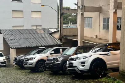 Em segunda fase de operação, Polícia Civil de Caxias mira em crime de lavagem de dinheiro de organização criminosa que atua na Serra Durante a execução das medidas judiciais, foram sequestrados 11 imóveis — avaliados em aproximadamente R$ 8 milhões — e 24 veículos. O sequestro é uma medida cautelar penal que tem objetivo colocar restrição na movimentação financeira do bem.<!-- NICAID(16061582) -->
