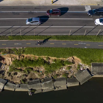 Porto Alegre, RS, Brasil - Com a passagem da enchente, o número de taludes que despencou no arroio Dilúvio, aumentou. Na foto Arroio Dilúvio próximo ao Madeiro<!-- NICAID(15802476) -->