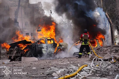 In this handout photograph taken and released by the Ukrainian Emergency Service on April 13, 2025, a Ukrainian rescuer works to extinguish a fire at the site of a missile attack in Sumy, northeastern Ukraine, amid the Russian invasion of Ukraine. Ukrainian officials on April 13, 2025, said there were "many dead" after a Russian missile strike on the northeastern city of Sumy, which has come under intense attack from Moscow's forces in recent weeks. (Photo by Handout / UKRAINIAN EMERGENCY SERVICE / AFP) / RESTRICTED TO EDITORIAL USE - MANDATORY CREDIT "AFP PHOTO / UKRAINIAN EMERGENCY SERVICE" - NO MARKETING NO ADVERTISING CAMPAIGNS - DISTRIBUTED AS A SERVICE TO CLIENTS<!-- NICAID(16015979) -->
