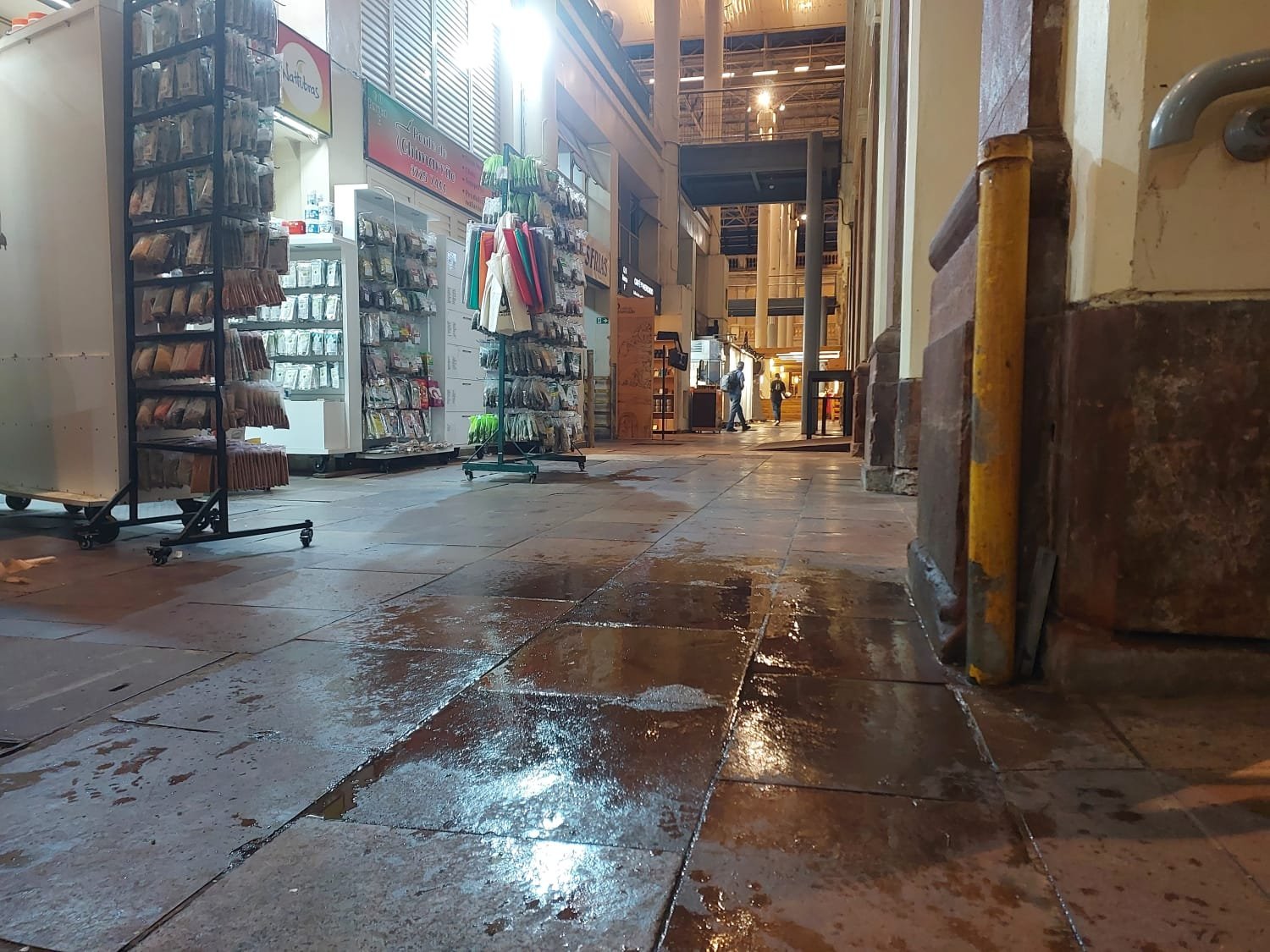 Cart&atilde;o-postal de Porto Alegre, Mercado P&uacute;blico registra goteiras e espanta p&uacute;blico: "Problema recorrente"
