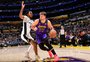 Los Angeles Lakers conta com brilho de Doncic para bater Phoenix Suns e voltar a vencer na NBA
